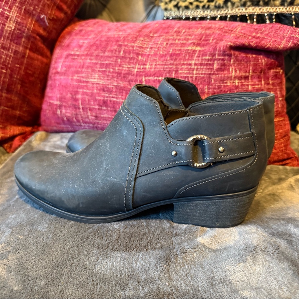 Clarks Distressed Black Ankle Boots with Buckle Size 10W